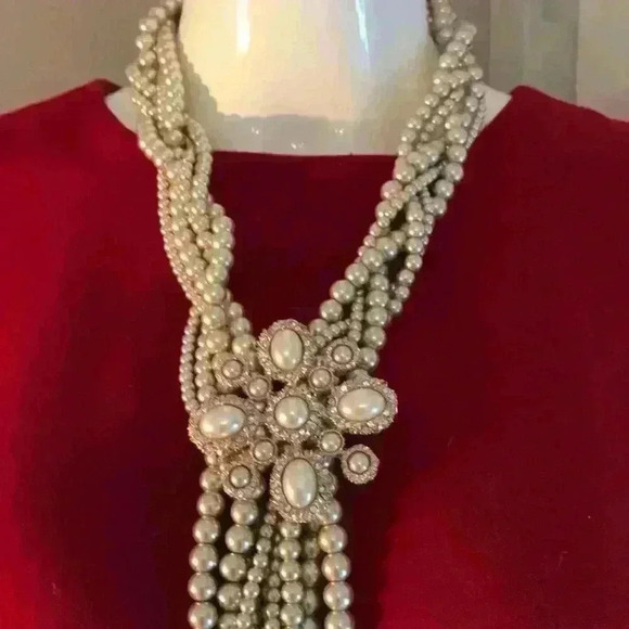 Fox’s new Faux Pearl Statement Necklace - Picture 3 of 16